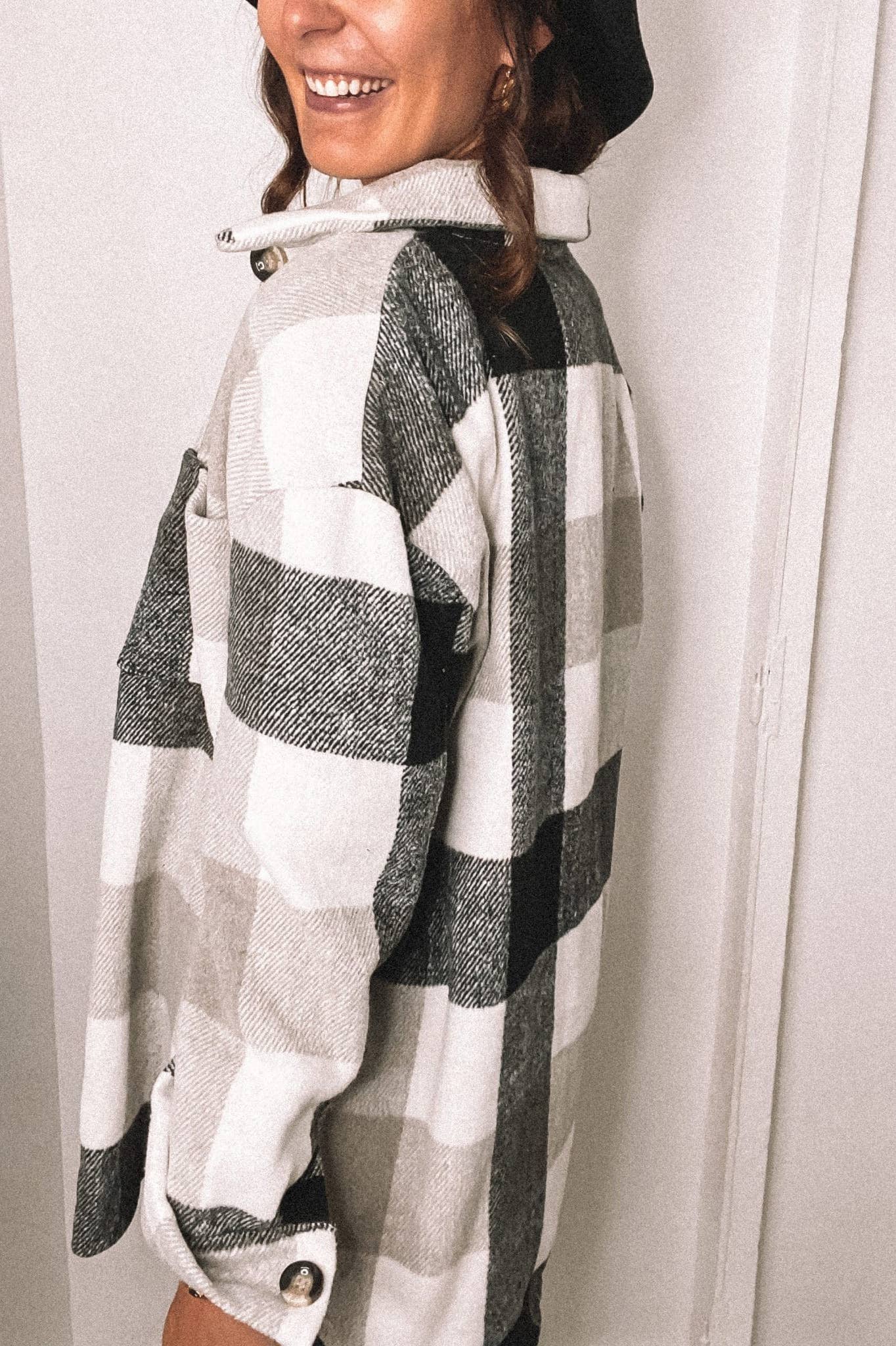 UNISHE - Wholesale Shirt Jacket/Shacket - Women's - XC1359 Plaid Flannel Shacket Jacket Women6