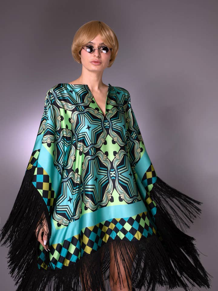 Robe Caftan Courte en Satin à Franges Étoilées pour la vente par Nuvula