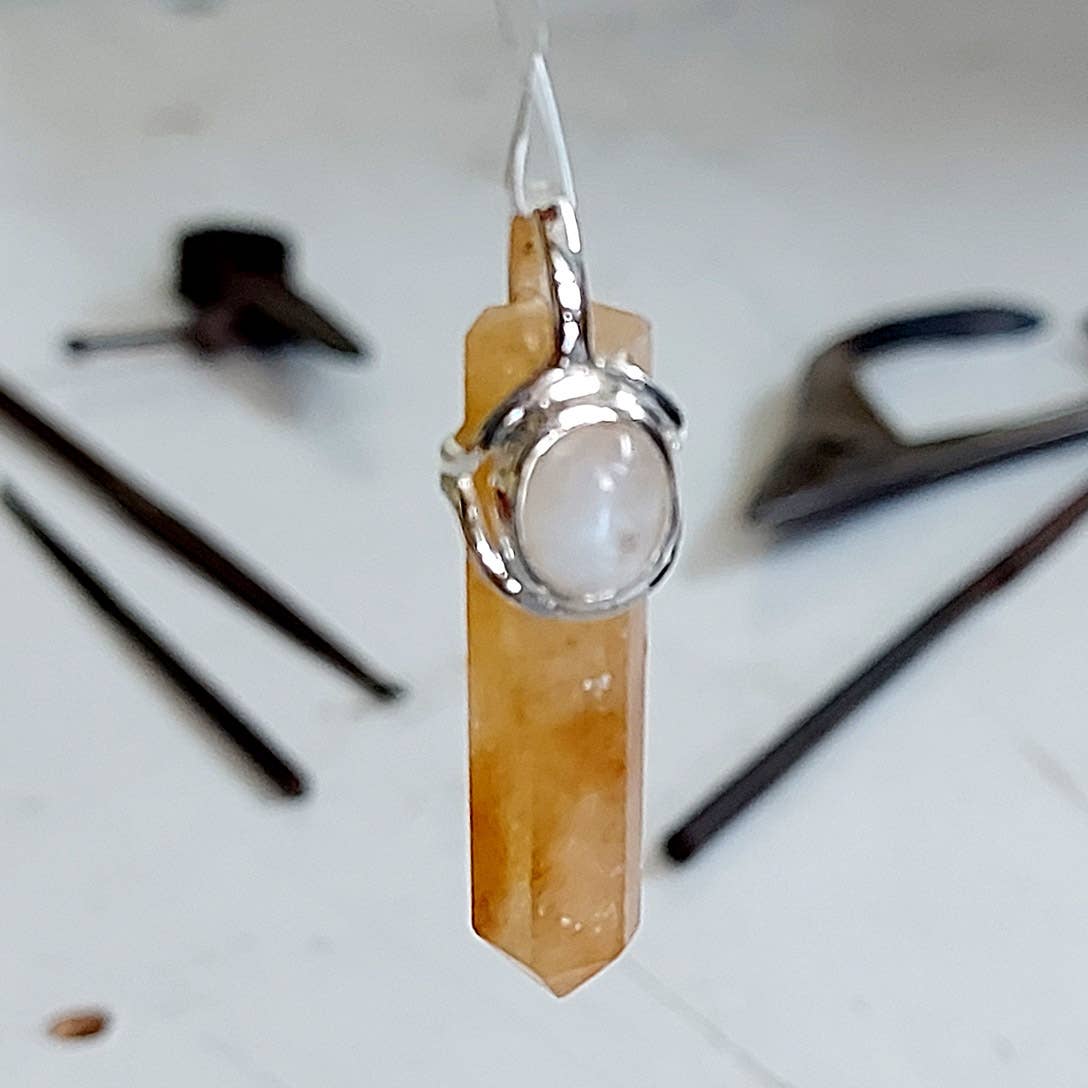 Crystal Earth Sterling – Großhandel Kette mit Anhänger/Charm – Kristall-Sterling-Anhänger - Goldener Quarz, Mondstein1