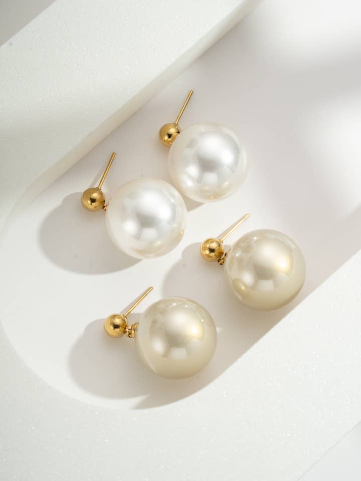 Orecchini Perle Bianche Acciaio Chiodi Dorati, Eleganza chic per la vendita all'ingrosso da parte di COSMOS