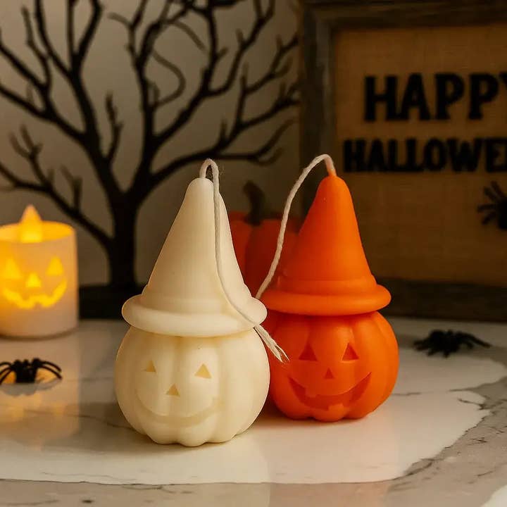 Ensemble de deux bougies sculpturales en cire de soja – Chapeau de citrouille d'Halloween pour la vente par Votive