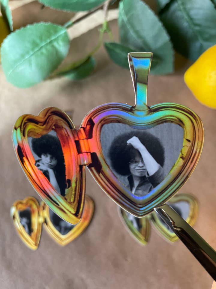 Hartmedaillon van Angela Davis | Sticker voor wholesale door Lemonade51o