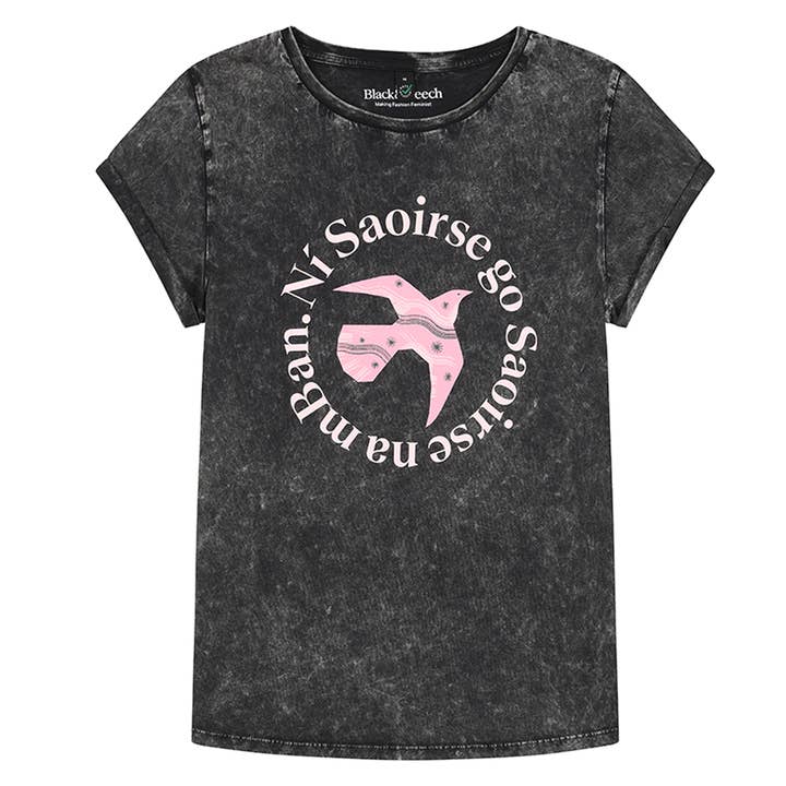 T-shirt "Ní Saoirse go Saoirse na mBan" en noir acide pour la vente par Black & Beech