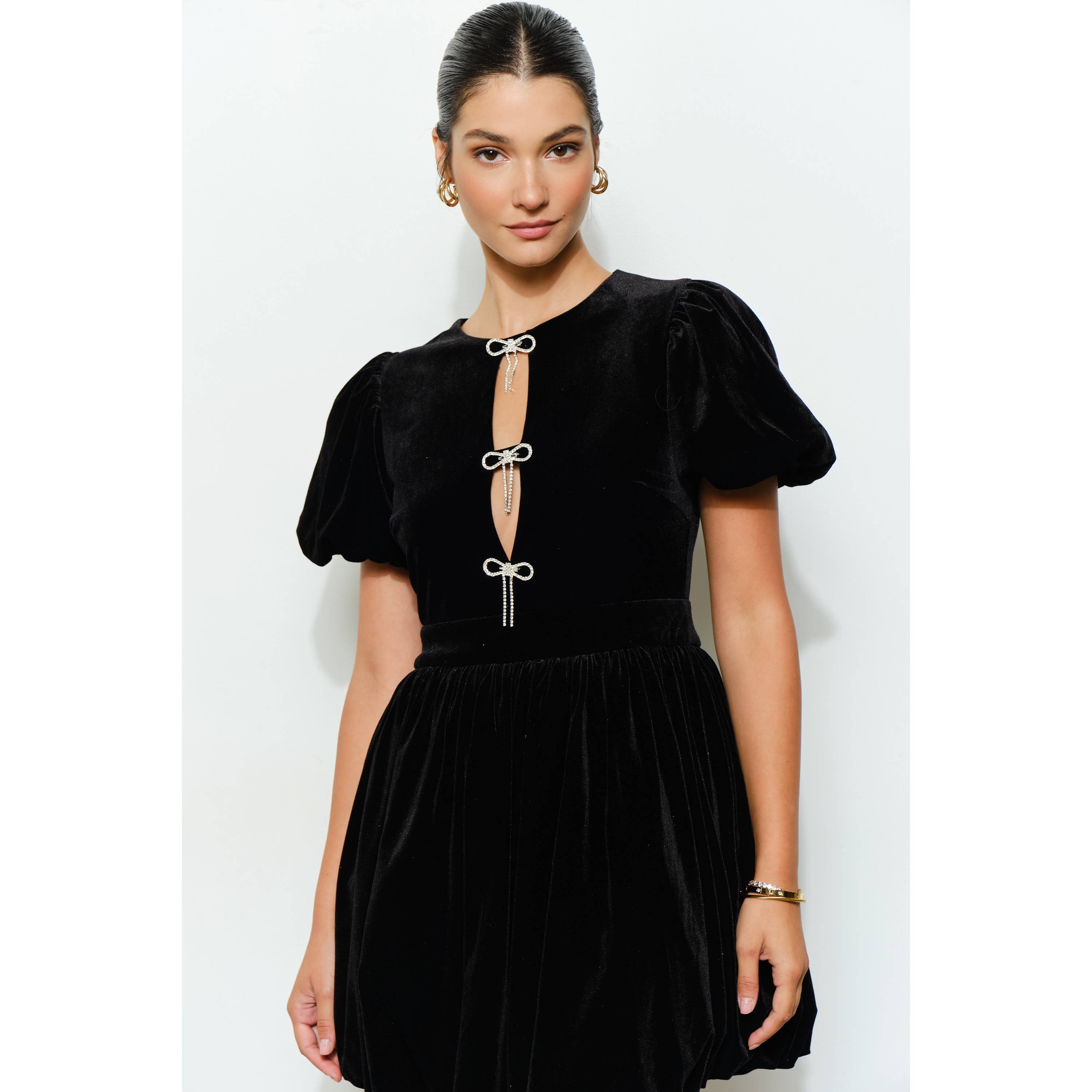 INA – Engroshandel Kjole - Dame – Velvet minikjole med pufærmer, sløjfe og boblekant16