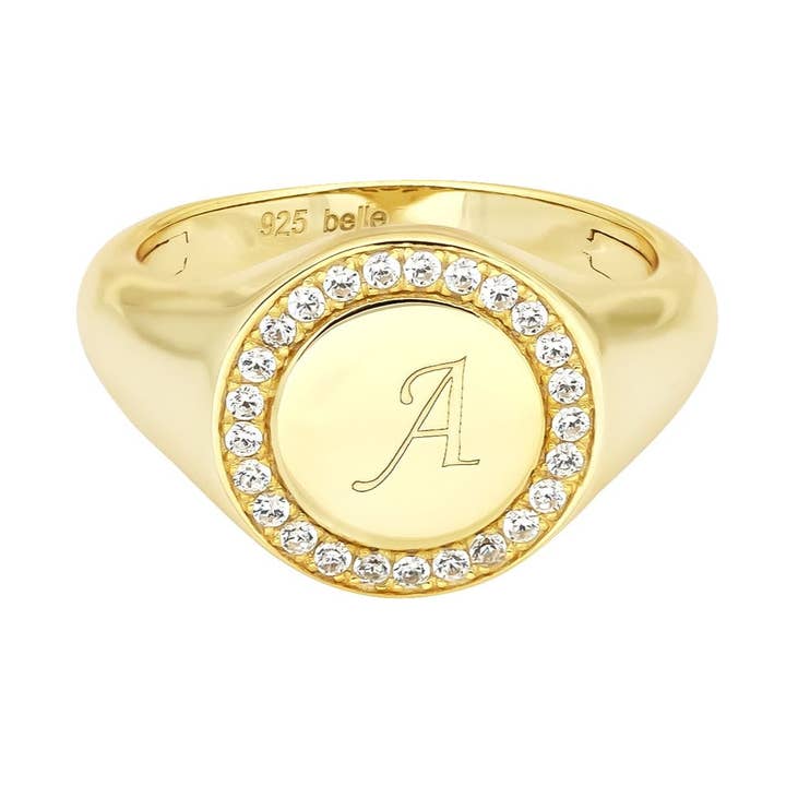 Anello con Sigillo Belle Initial e Zirconi Cubici per la vendita all'ingrosso da parte di Belle By Elle