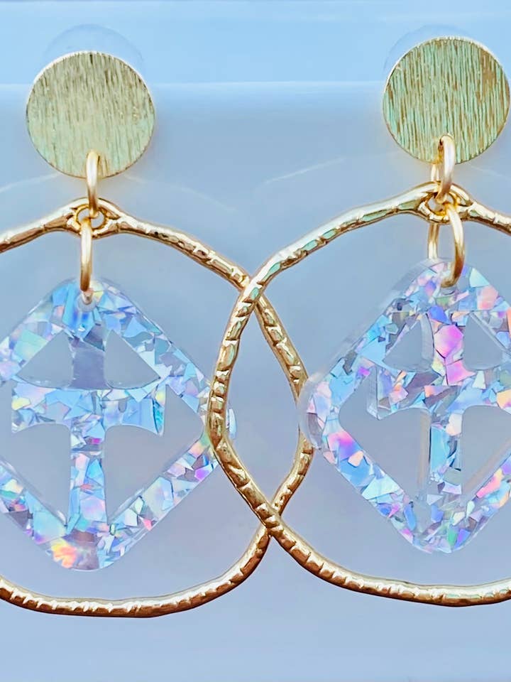 Iridescent Faith Kors Hoop Örhängen - Guld för wholesale av Sandy Lou Designs