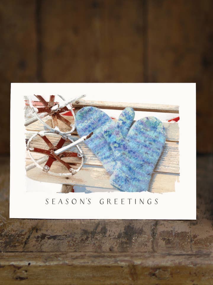 Biglietto d'auguri di stagione con bastoncini da sci e slitta vintage per la vendita all'ingrosso da parte di Sugarhill Card Co