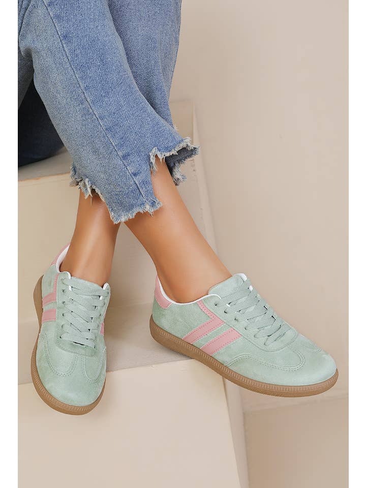 Joia Paris - Wholesale Lifestyle Sneakers - Women's - Flat lace-up sneakers with B-6610 stripe