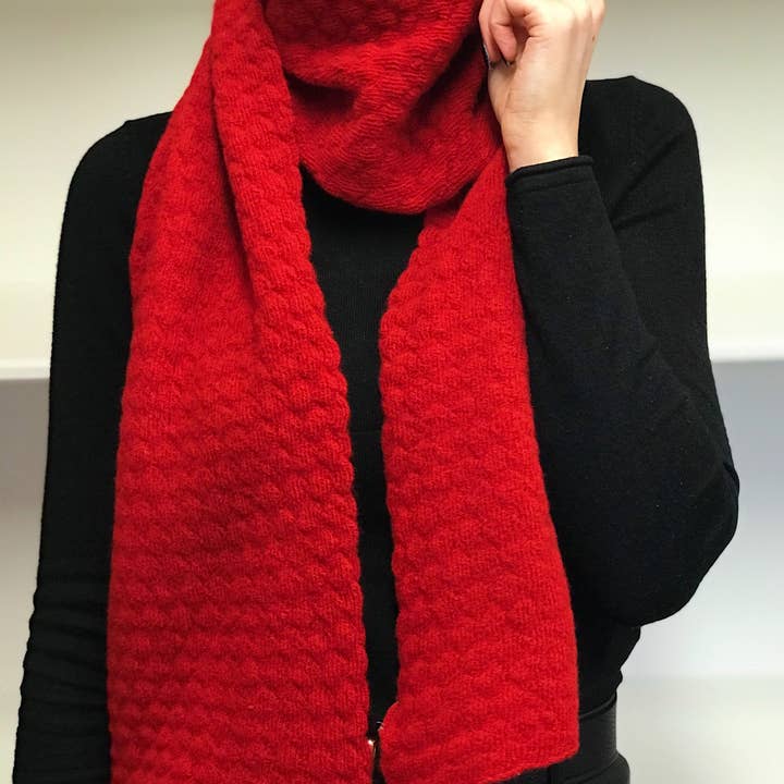 JBK Langgestrickter Bubble-Schal in Rubinrot für den Großhandel von Janet Byrne Knitwear