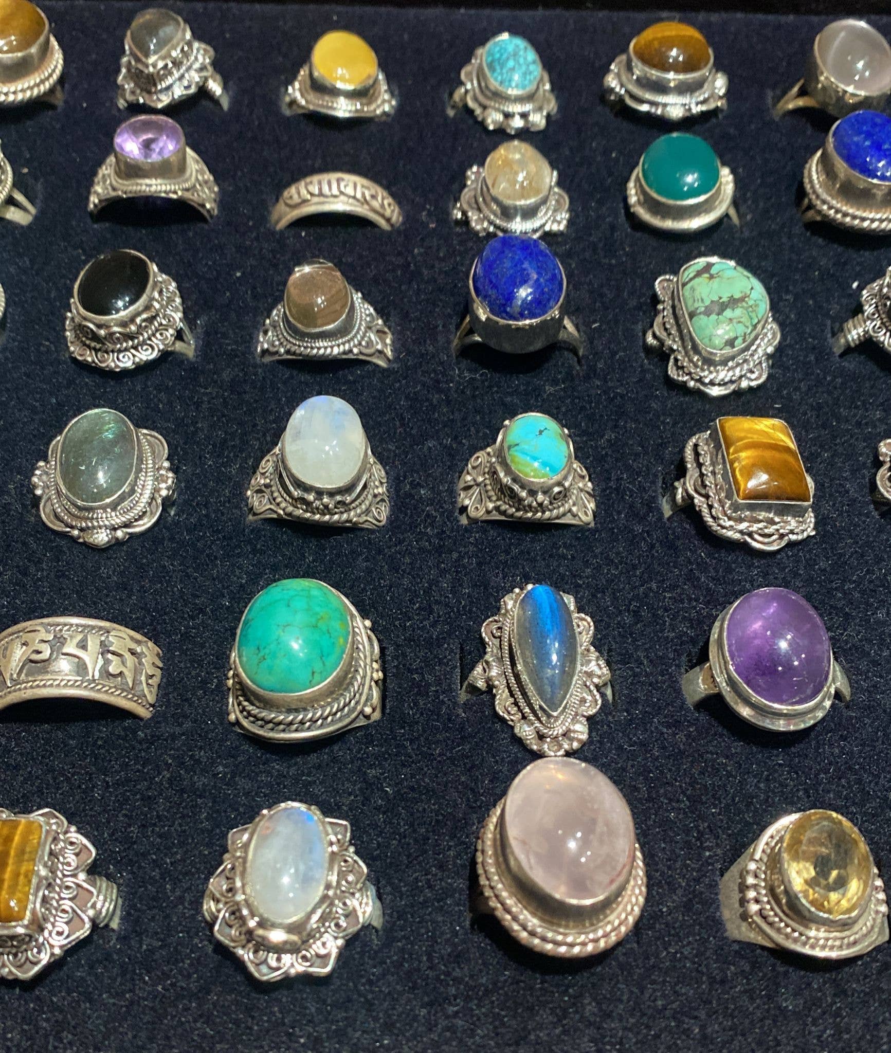 Katmandu Trading Co. – Großhandel Cocktail-/Statement-Ring – Sterlingsilber-Ring mit verschiedenen Halbedelsteinen (Größe L)2