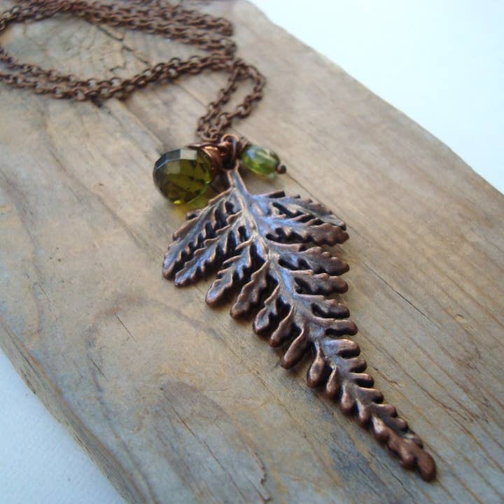 Collana in felce di rame con cristallo verde oliva e peridoto per la vendita all'ingrosso da parte di Fuchsia Bloom Studio