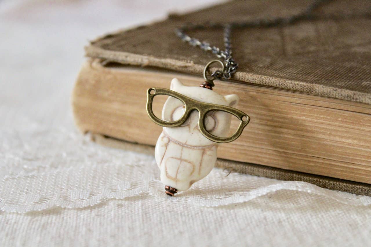 Classically Romantic – Großhandel Kette mit Anhänger/Charm – Off White Eule mit bronzefarbenen Brillen Anhänger lange Halskette6