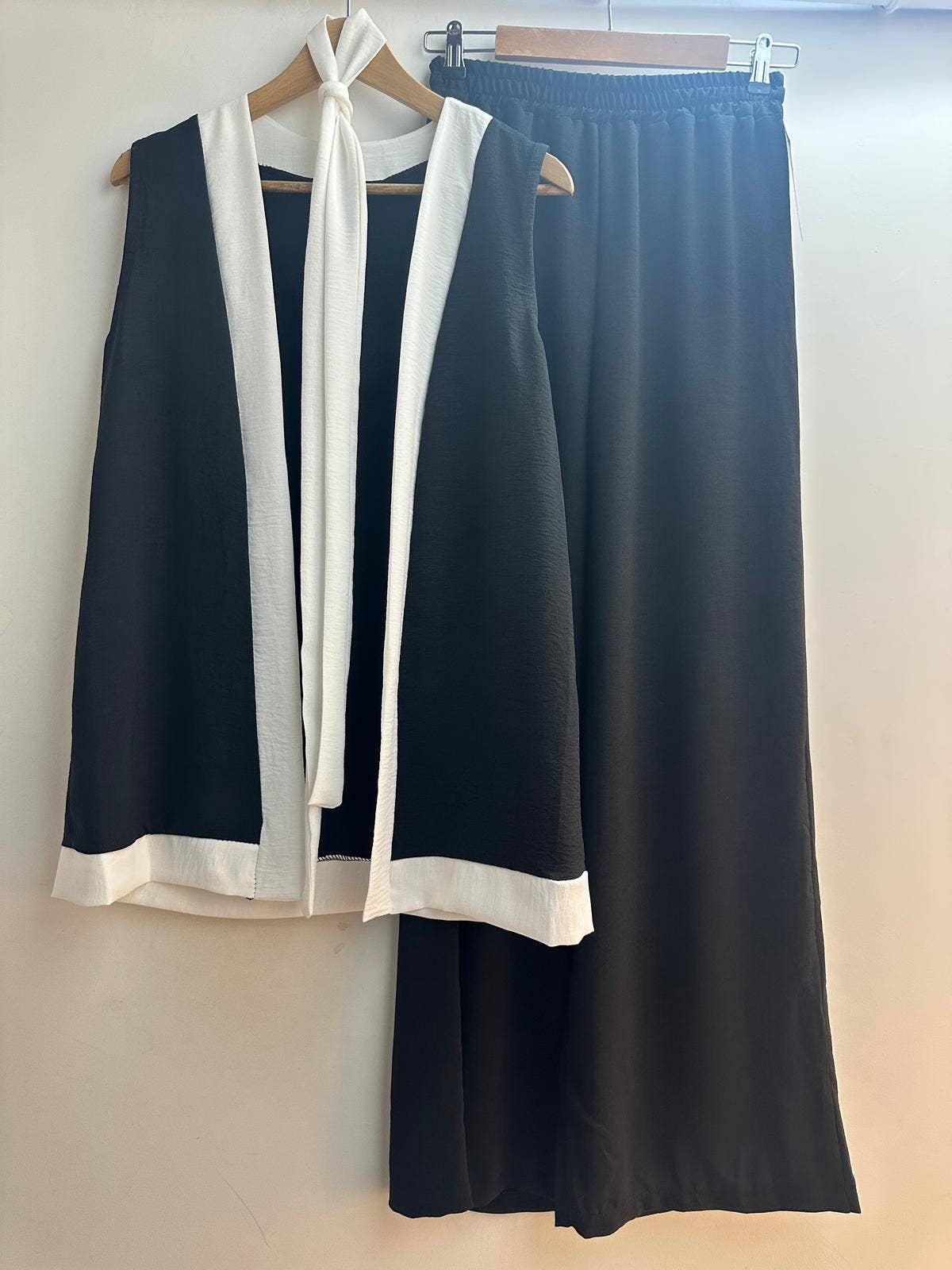 LORIANE – Conjunto de top e calça (roupa NÃO Casual) - Mulher por atacado – Conjunto bicolor com colete e calça reta e ampla2