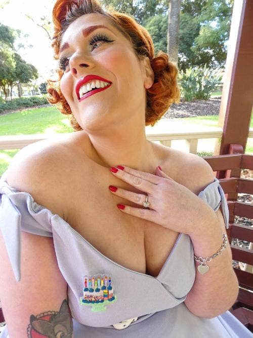 Lipstick & Chrome - Vente Broches - Broche Gâteau d'Anniversaire "Slice, Slice Baby" par Lipstick & Chrome x Club Eggie8