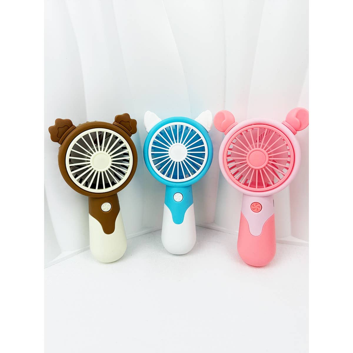 MÉLANGER LA COULEUR Ventilateur portable avec oreilles et support rétractable en vente sur Faire3