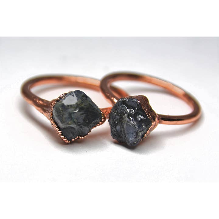 Großer roher Saphir-Kupfer-Ring | September-Geburtsstein-Ring für den Großhandel von Daddy Daughter Jewelry
