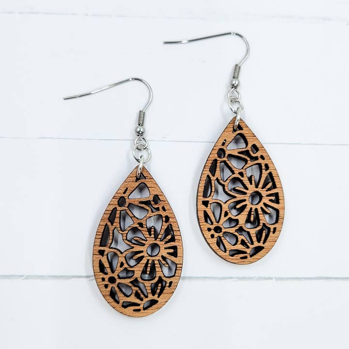 Pendientes colgantes pequeños de madera con forma de lágrima floral para venta al por mayor de The Purple Chickadee