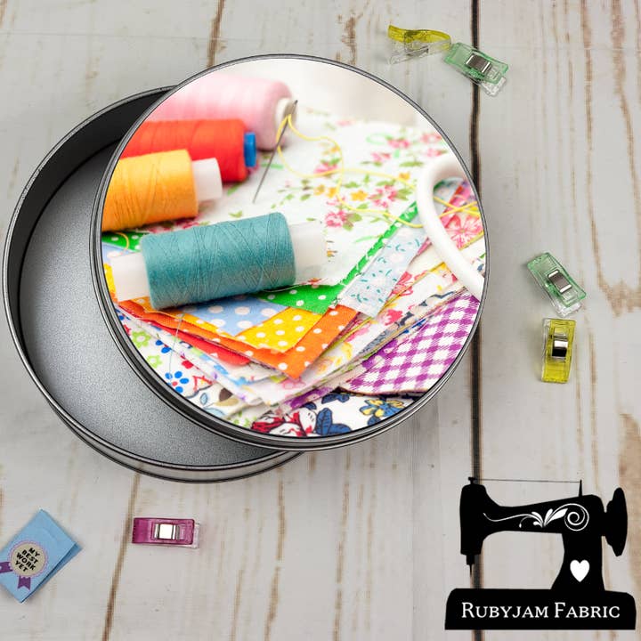 Quilting Charm Fyrkanter - Rund Metallförvaringsburk, 15cm x 5cm för wholesale av Rubyjam Fabric