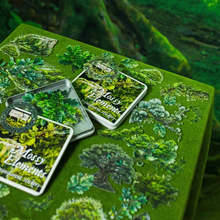 Boîte en métal avec autocollants d'éléments moussus pour la vente par CoraCreaCrafts