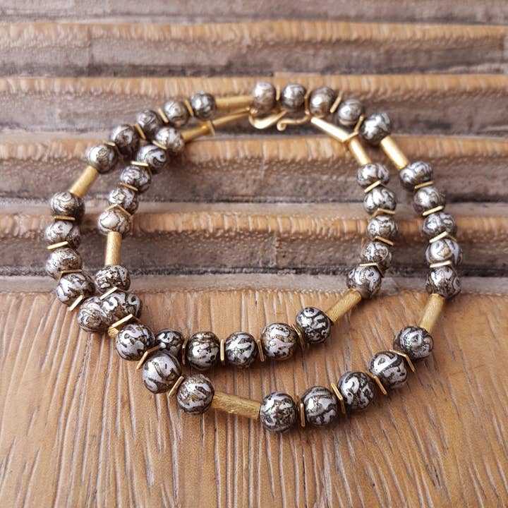 Colar elegante artesanal com pérolas cultivadas entalhadas do Nepal por atacado de Ambra Schmuck