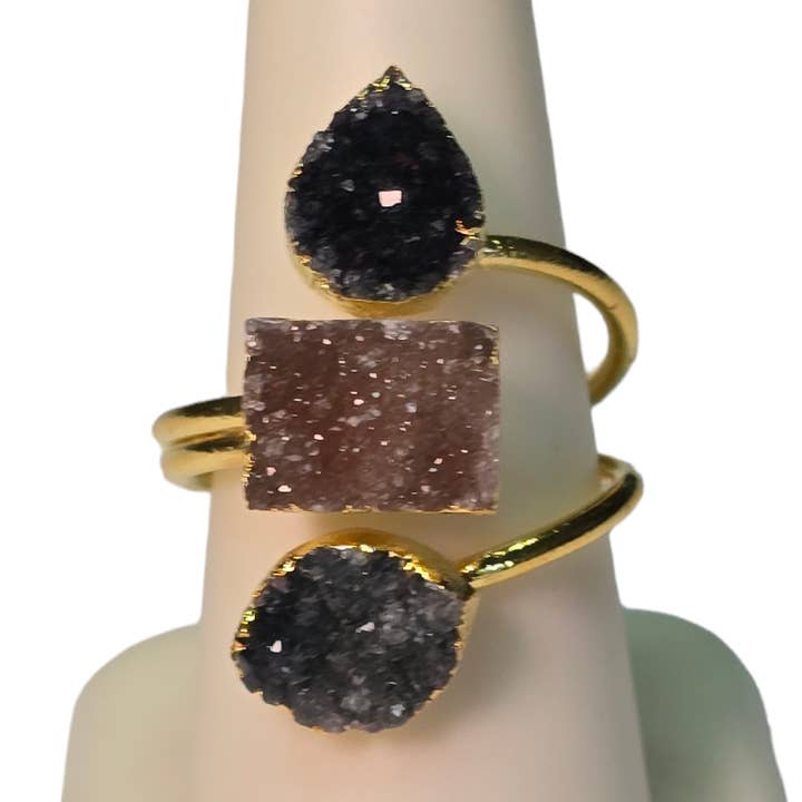 Die Merith Gold Triple Druzy Ring-Kollektion für den Großhandel von Fabulina Designs