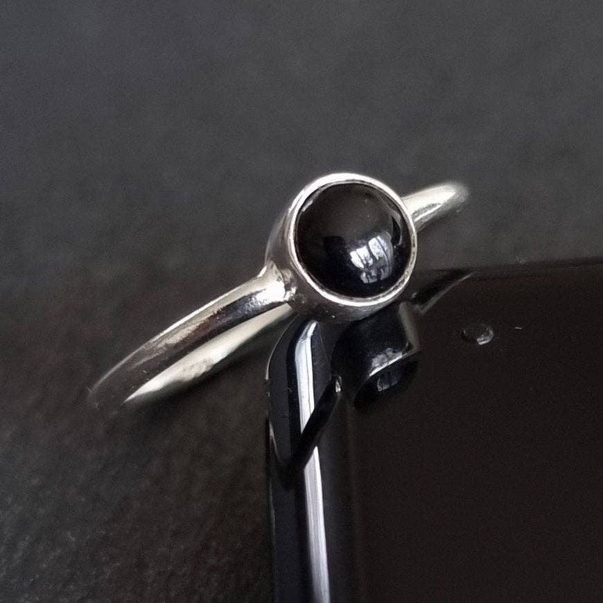 Mistry Gems - Vendita all'ingrosso Anello midi/a fascia - Anello impilabile unisex con onice nero rotondo da 5 mm | Argento sterling2