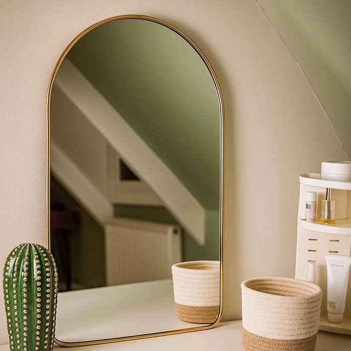 Spejl i guldbelagt messing 'Arche' med bueformet ramme for engroshandel hos Mikwi