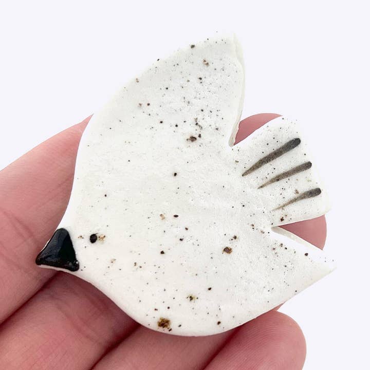Broche en céramique « Oiseau en vol » pour la vente par Togetherness
