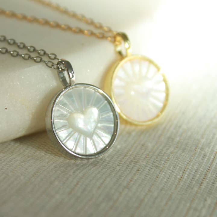 Anhänger-Halskette mit Perle und Gravur "Reines Herz" für den Großhandel von Elisa Maree Jewelry