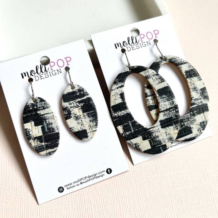 Boucles d'oreilles ovales en cuir noir Brushstroke pour la vente par molliPOP Design