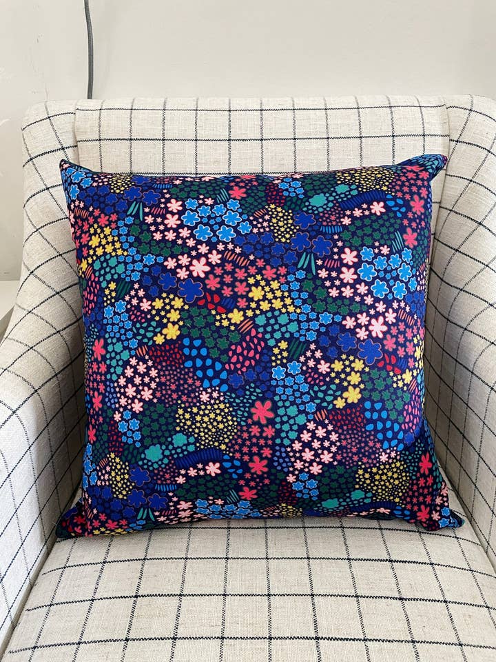 Coussin décoratif Floral Confetti pour la vente par Lady Thom