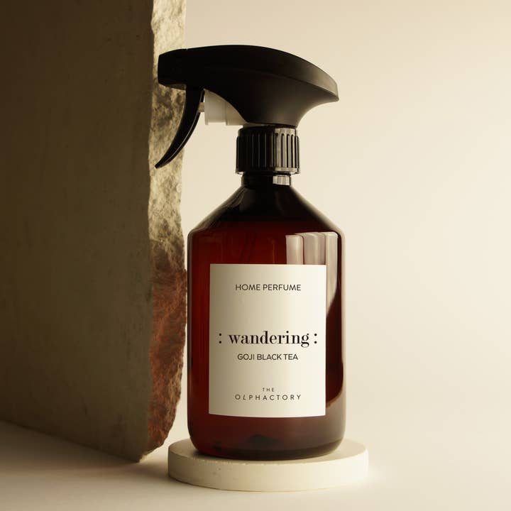 SEVENREEDS - Vendita all'ingrosso Spray per tessuti e ambienti - Spray per ambiente THE OLFACTORY GOJI BLACK TEA 500 ml0