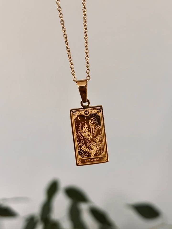 Halsband med tarotkort - The Lovers från Marigold Tarot Deck, 13th Press x Feyr™ för wholesale av 13th Press