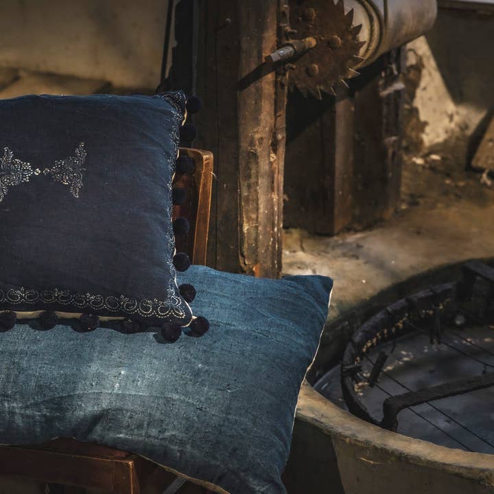 Lineage Botanica – Großhandel Zierkissen – Kissen: Handgewebter antiker ungarischer Hanf, wachsresistent gefärbt Indigo - P2041