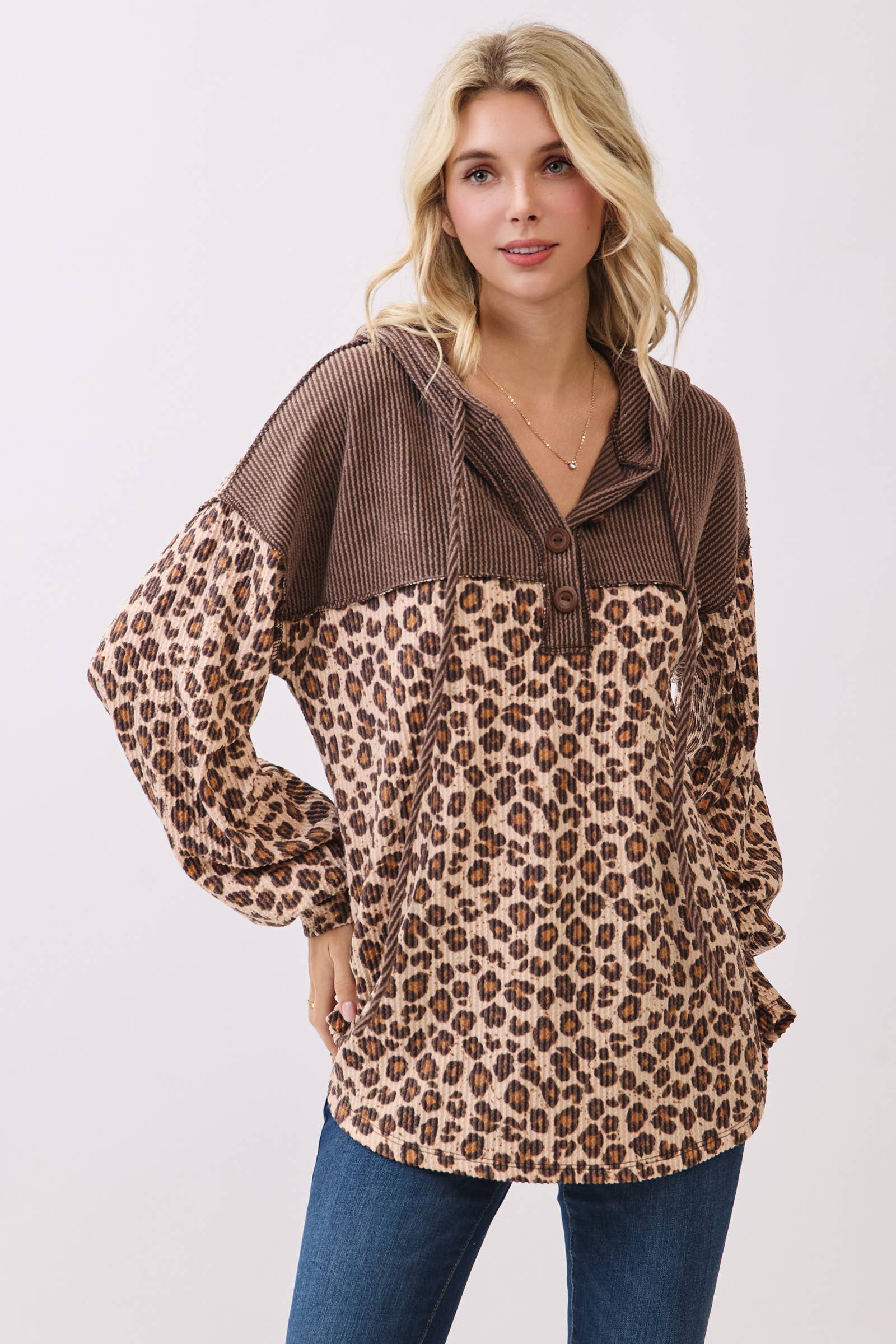 7th Ray – wholesale Hoodie - Dam – Leopardmönstrad huvtröja med knappar framtill och dragsko T61187