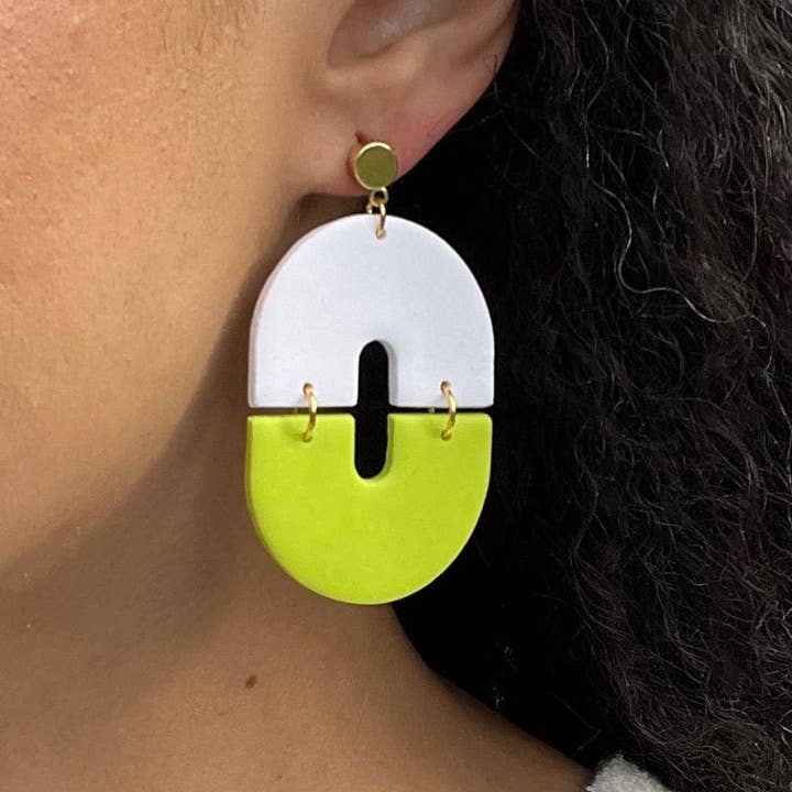 Clay Jewels by Jules - Vente Boucles d'oreilles pendantes - Boucles d'oreilles tendance en pâte polymère blanc et vert citron fluo1
