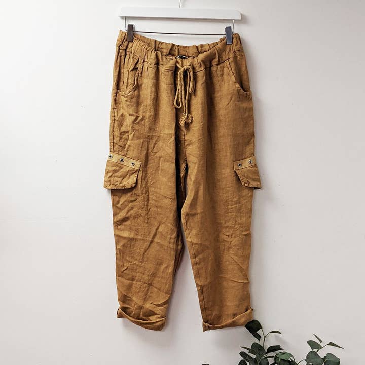 Pantalon en lin avec détail de poche latérale et garniture à œillets. pour la vente par Tempest Designs