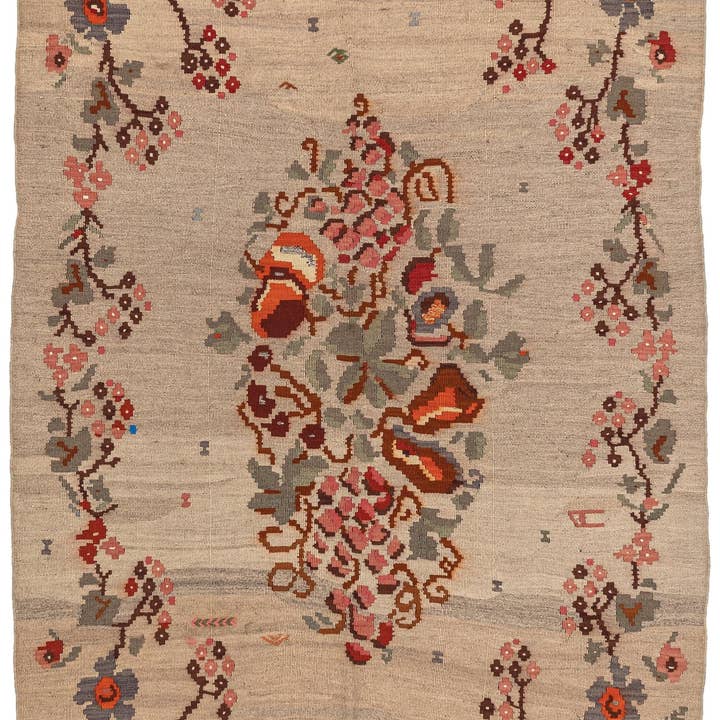(Tapis Kilim Vintage Neutre à Motifs Floraux 4'10'' x 7'1'') pour la vente par Rugtolia