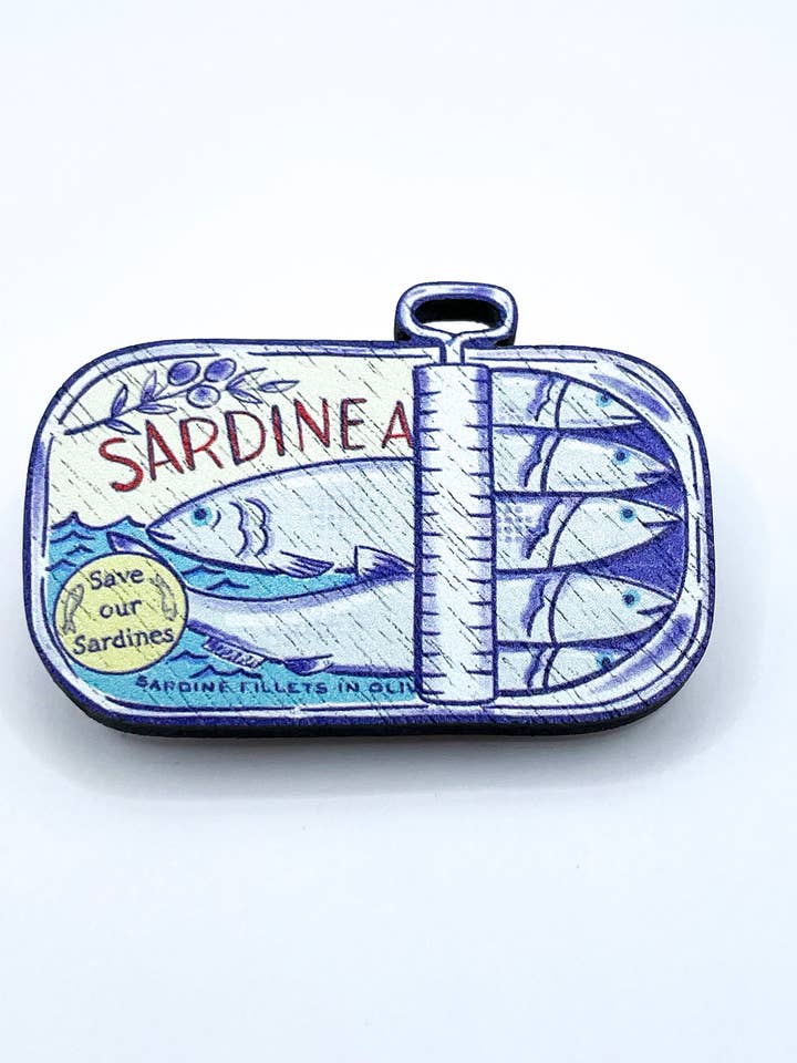 Broche « Sardines dans une épingle » en étain/insigne nautique pour la vente par Su Owen