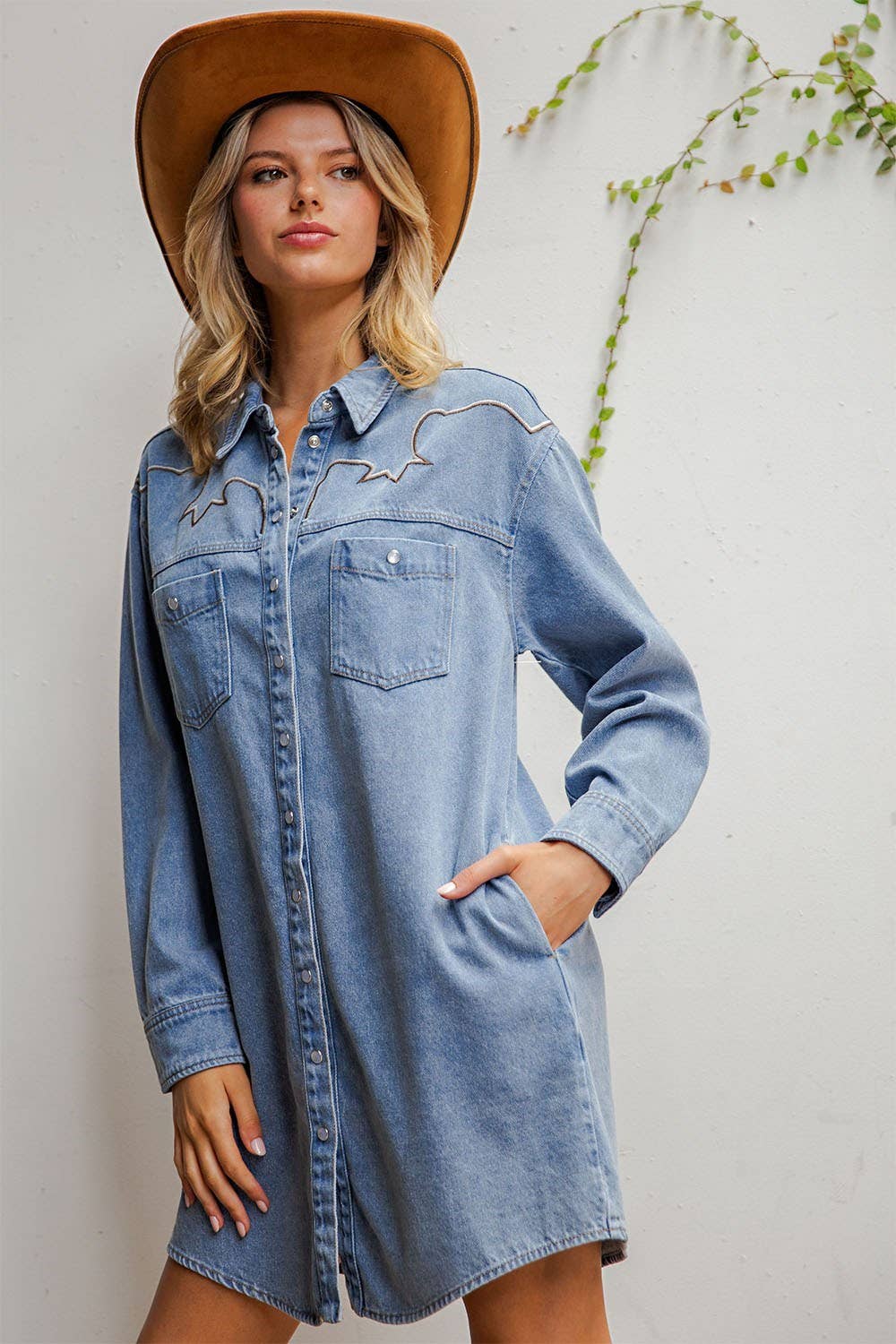 MEZCLILLA PL9122 - VESTIDO MINI DE DENIM LAVADO MINERAL CON CANESÚ BORDADO de venta al por mayor en Faire4