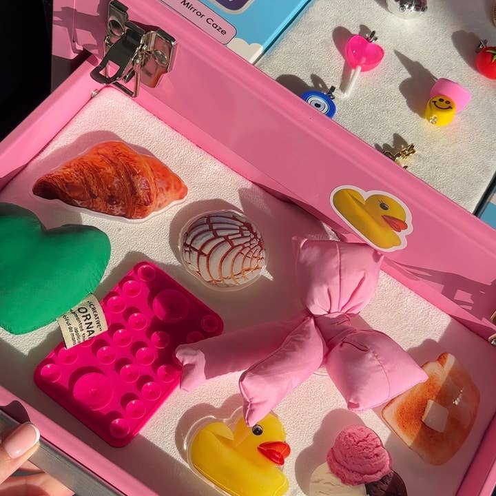 Build a Caze - Wholesale Phone Grip - Little Conchita MagSafe Pop Grippy1