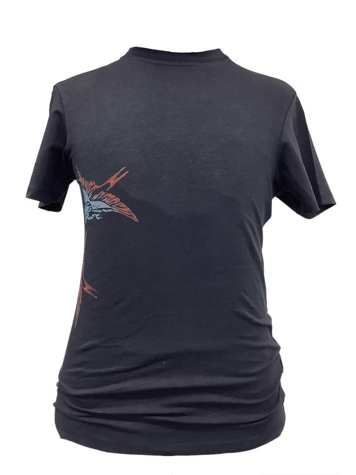 T-shirt artistica grafica stampata a mano Navy Swallows per la vendita all'ingrosso da parte di Impromptu Musé