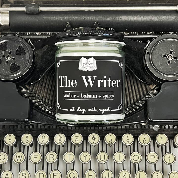 The Writer 9oz Lys Rav + Balsam + Krydderier for engroshandel hos Fly Paper Products