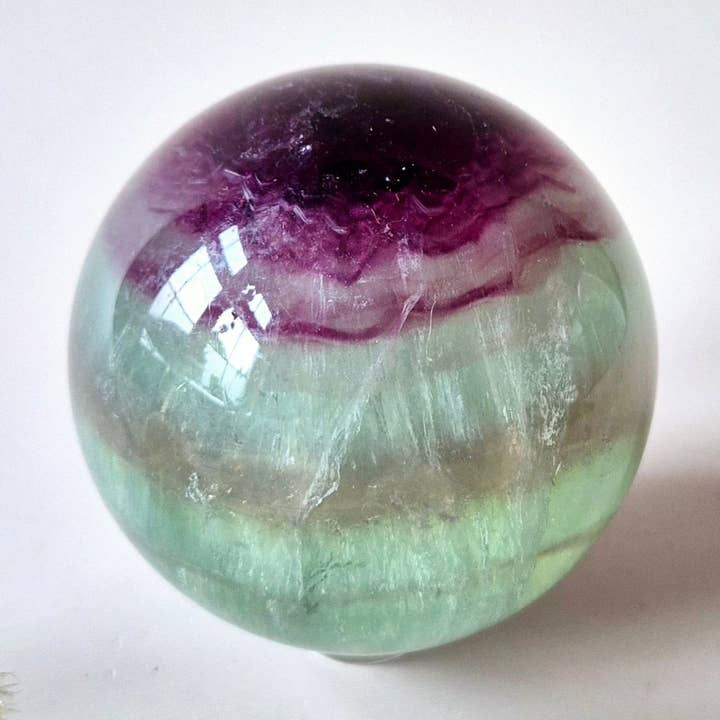Edelstein Fluorit Kugel – Regenbogen (6cm) für den Großhandel von Moonlight Gemstones