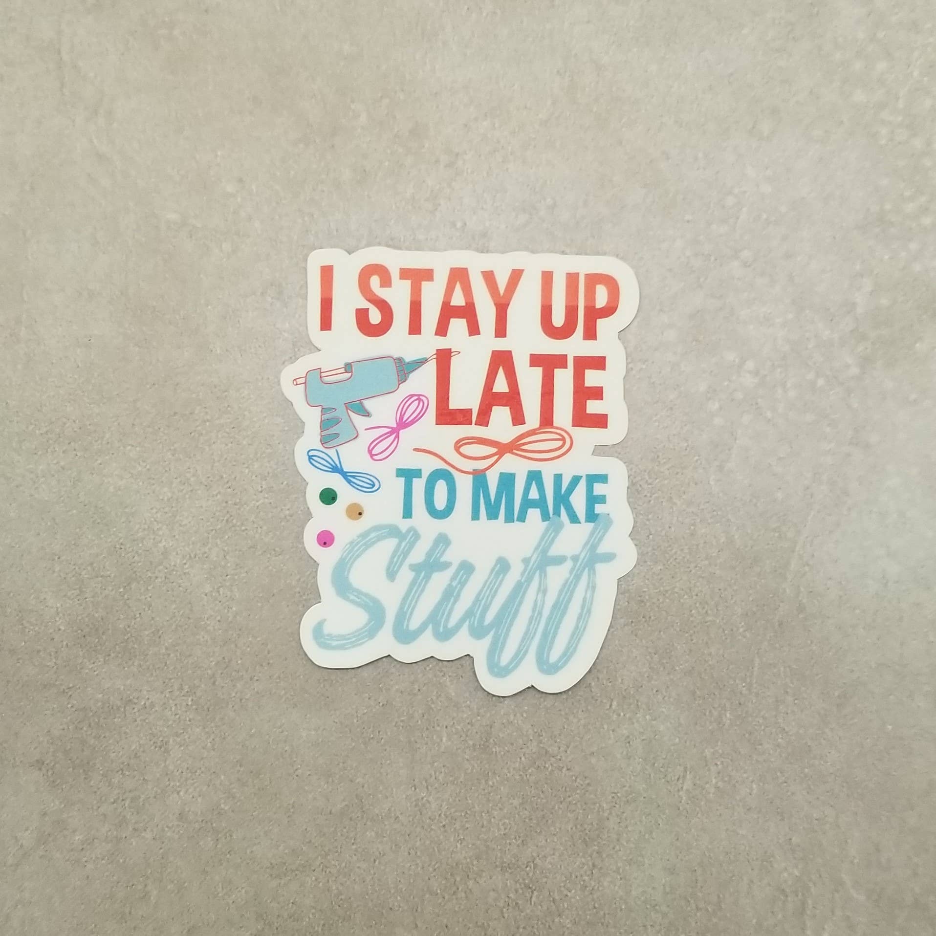 Dancing Dolphin Crafts – Engroshandel Klistermærke – Jeg bliver sent oppe for at lave ting - Crafty Vinyl Sticker - Maker1