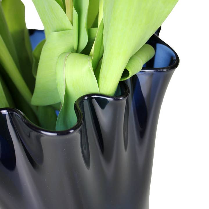 Signature Home Collection GmbH – Großhandel Vasen – Vase gewellt Glasvase dunkelblau Osterdeko Tischvase5