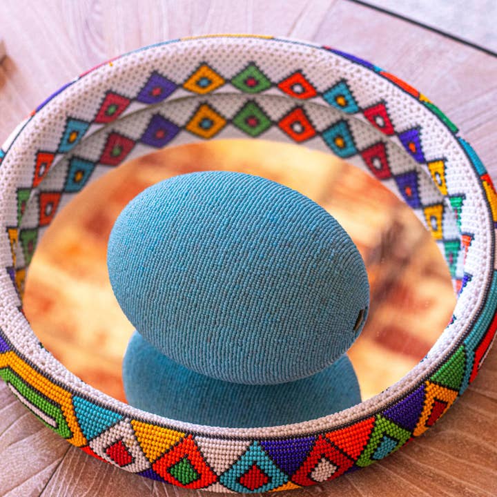 Œuf d'autruche perlé sur socle - plusieurs couleurs pour la vente par Luangisa African Gallery