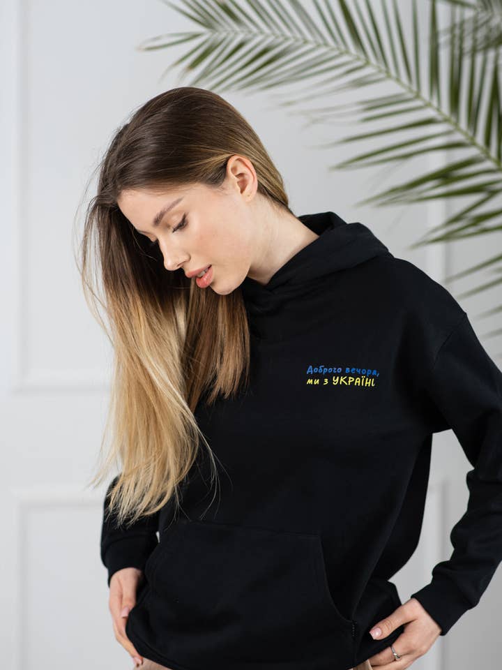 Stilfuld „Dobrogo“ hættetrøje til kvinder (mælk/sort) for engroshandel hos Azuri Fashion Group