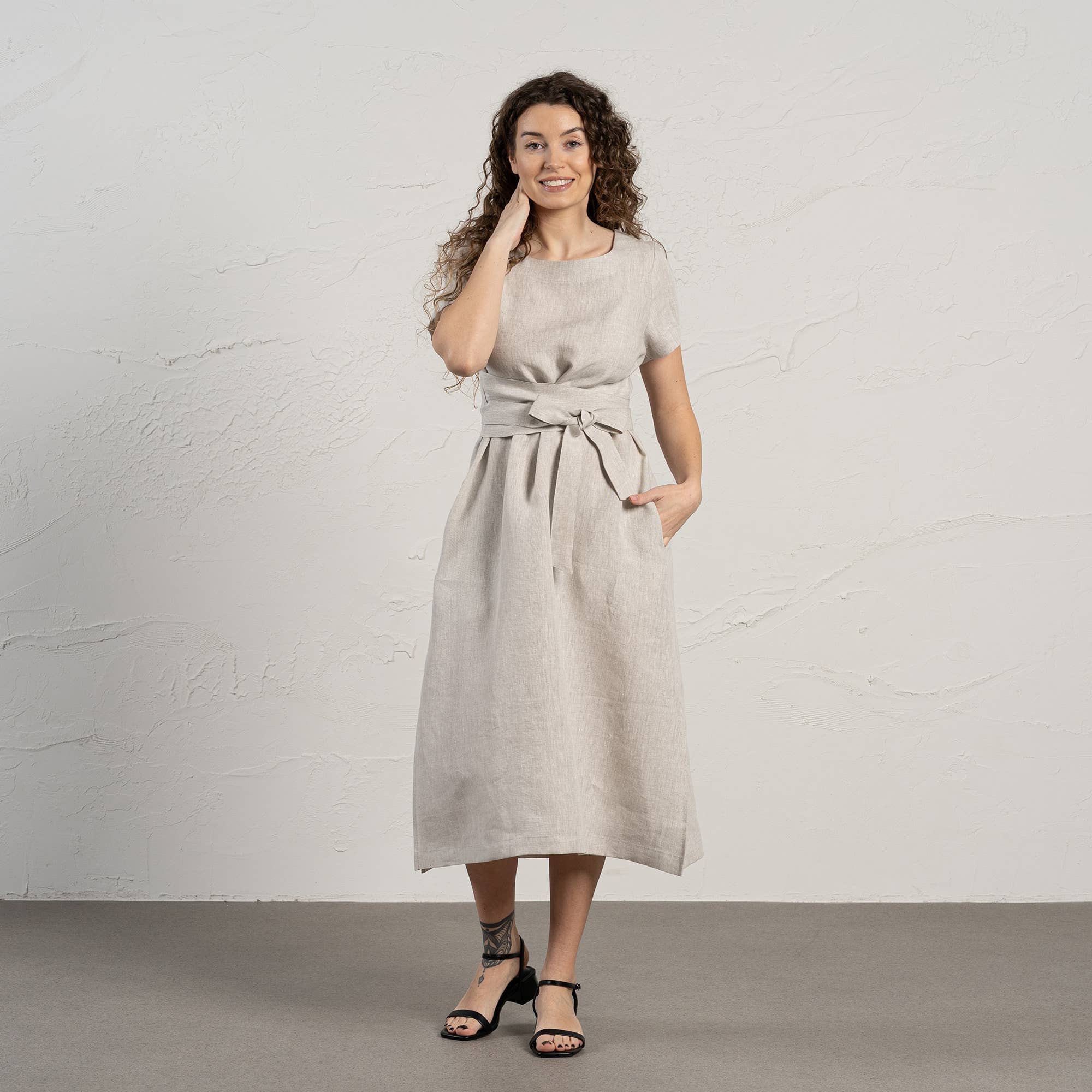 menique - Vente Robe – femme - Robe portefeuille en lin Milly - Manches courtes avec ceinture noeud pour l'été11
