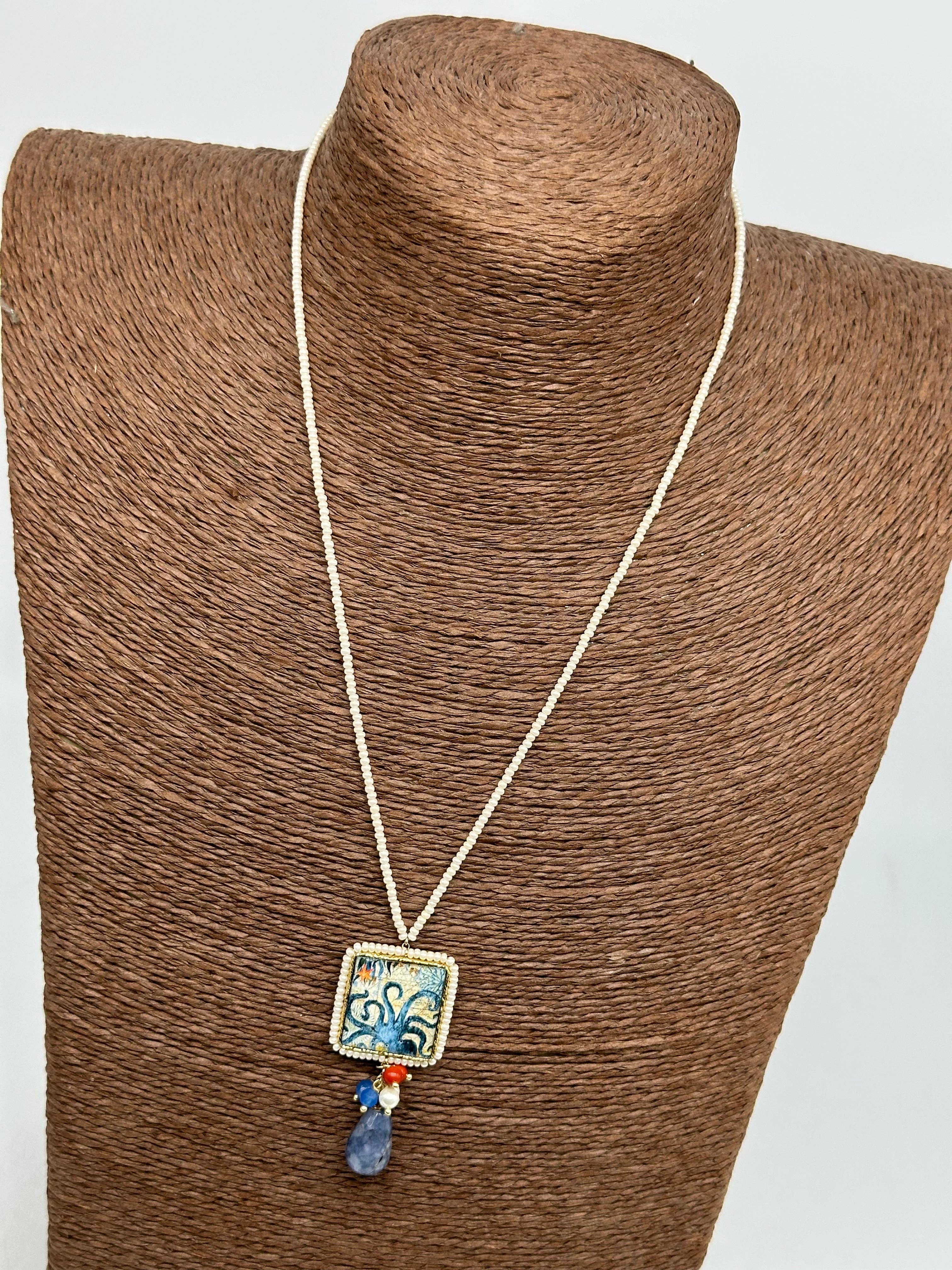 DD Ceramiche Siciliane – wholesale Pendant/charm necklace – Caltagirone Ceramic Tile Necklace, Polipo, white beaded chain1